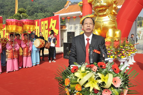 南靖县委书记陈忠厚主持麒麟山公园落成剪彩仪式